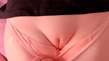 Los amigos de su hermano se turnan para acabar en su vagina