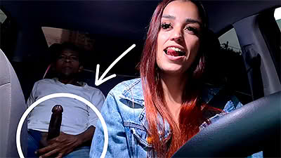 Chica de Uber pilla al pasajero masturbándose y se lo folla