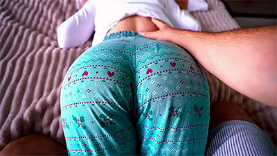 Hermanastra se mete en mi cama y me la follo
