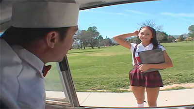 Levanta una colegiala de la calle y se la folla en su furgoneta