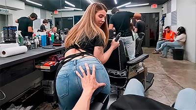 Manosea a la que limpia en la barbería y se la folla