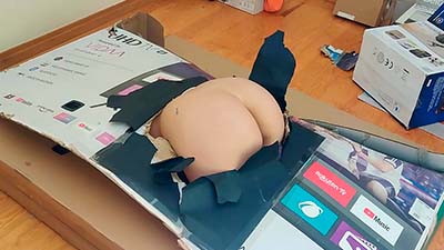 Me follo a mi hermanastra a través de un agujero en una caja