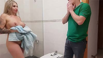 Mi hijastro me pilla desnuda en la ducha y me folla
