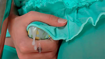 Penetra a su hermanastra por detrás y se corre