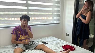 Pille a me hijastro masturbandose con mi bragas y me lo folle