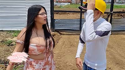 Se folla a un pintor de una obra en construcción en español