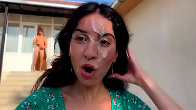 Se pasea en público con semen en la cara