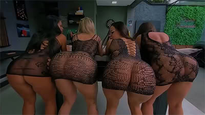 Tiene una orgia con 4 chicas culonas a la vez